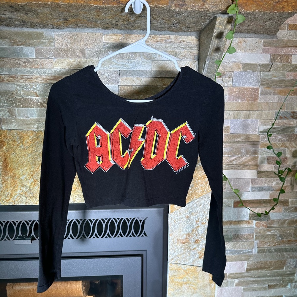 Adorable ACDC Crop Top Long Sleeve Forever 21 Small - Perfect for Summer!